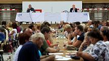 První společné zasedání okrskových volebních komisí pro volby do zastupitelstev krajů se uskutečnilo ve čtvrtek v českobudějovické Sportovní hale. 