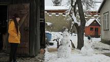 V Kamenném Újezdu díky soutěži přibylo několik desítek sněhových obyvatel.