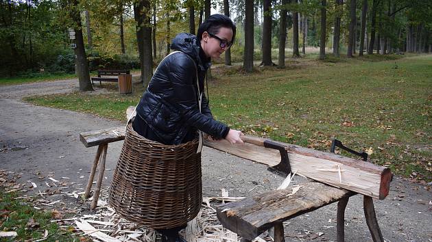 V areálu památníku Jana Žižky v Trocnově viděli návštěvníci středověké postupy zpracování dřeva, které si mohli i vyzkoušet.
