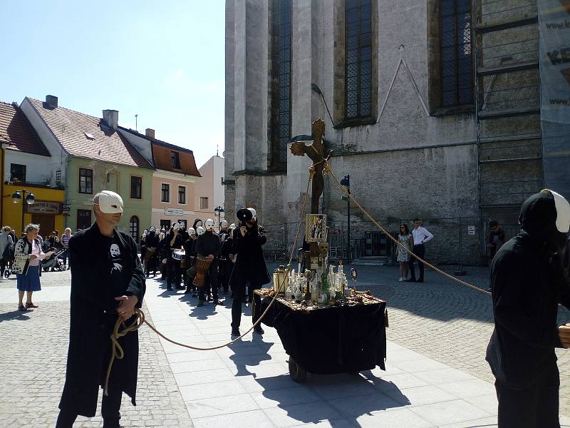 Na Velký pátek lidé sledovali průvod městem Velikonoční hrkání Divadla Víti Marčíka. Ve 12 h hrkání symbolizovalo Golgotu.