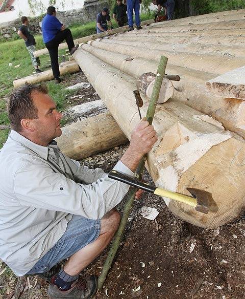 Členové spolku Vltavan z Purkarce u Hluboké nad Vltavou dokončili v sobotu v kempu ve Střelských Hošticích stavbu vorové tabule složené z devíti šestimetrových klád. 