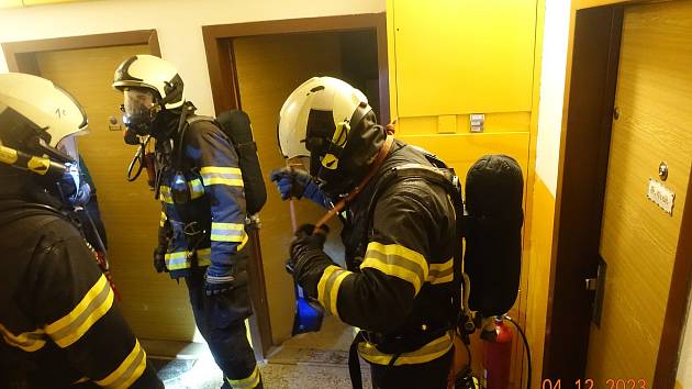 V pondělí 4. prosince před čtvrtou hodinou ranní vyjížděli budějovičtí hasiči k požáru bytu v prvním patře na sídliště Máj v Českých Budějovicích.