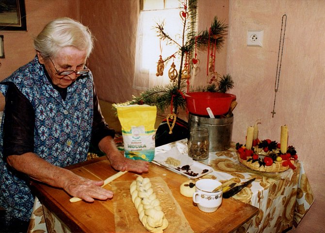 Kuchařka a pamětnice Marie Běhunková z Doudleb při pečení vánočky (1994).