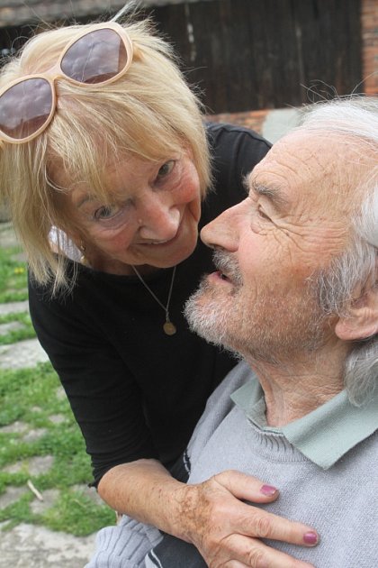 Alfred Kindler, kterého proslavily návrhy látek i krajiny, oslavil 91. narozeniny. „Můj chlap je vzácný člověk,“ říká jeho žena Zdena (oba na snímku).