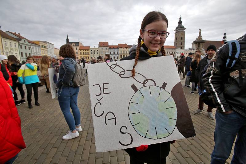 Českobudějovičtí středoškoláci se připojili k celosvětovému studentskému demonstrování za to, aby se politici více starali o zdraví naší planety.