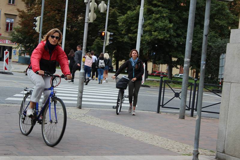 Po chodníku je to pohodlnější, ale přechod mají cyklisté překonávat pěšky. A nesmí jezdit po chodníku. Jinak mohou zaplatit pokutu až 2000 korun.