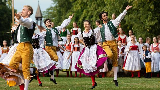 Generální zkouška Prodané nevěsty v Holašovicích. Pod vedením režiséra Tomáše Ondřeje Pilaře hraje pod širým nebem více jak 150 umělců.