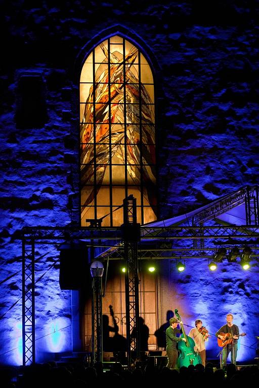 Irský písničkář a držitel Oscara Glen Hansard zahrál 1. srpna na nádvoří kláštera v Milevsku.