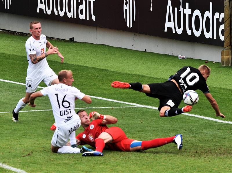 Michal Škoda v pozici letícího střelce gól nedal: Dynamo ČB - Hradec Králové v I. lize 0:1.