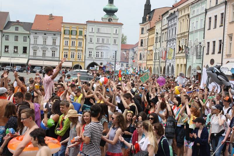 Celý týden žily České Budějovice multižánrovým festivalem Budějovický Majáles. Ten se v pátek rozloučil s krajským městem průvodem na náměstí Přemysla Otakara II., volbou krále a řadou koncertů.