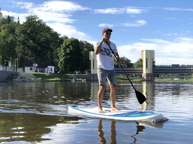 Do Hluboké nad Vltavou stačí přijet jen s batohem. Veškeré sportovní vybavení tu půjčí.