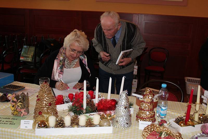 Třikrát do roka si užívají senioři z Týna nad Vltavou a okolí společné setkání. Vánoční se ve středu moc vydařilo.