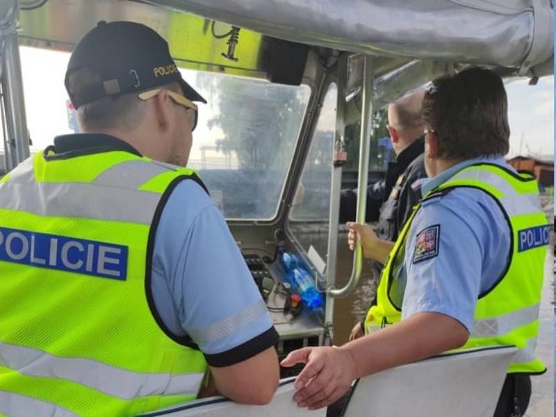 Poříční policisté z Týna nad Vltavou měli rušný víkend.