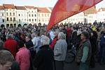 Demonstrovat svou nespokojenost se současným stavem v politice přišlo včera na náměstí Přemysla Otakara II. několik stovek Jihočechů.