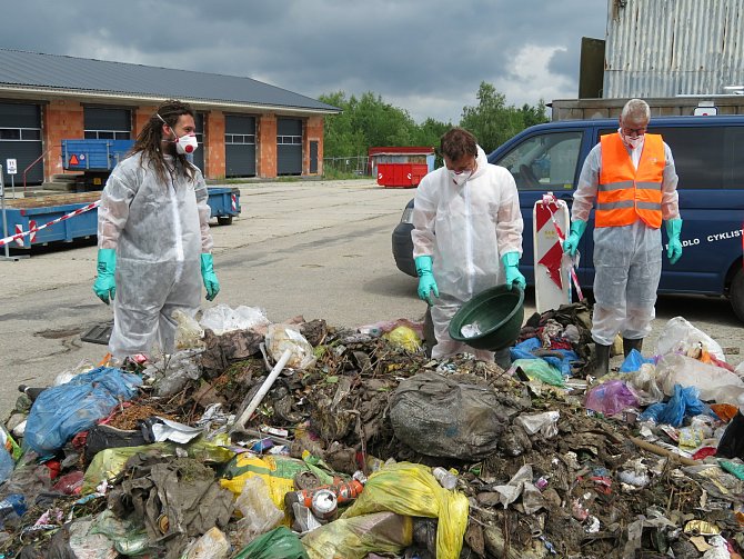 Analýza komunálního odpadu na sběrném dvoře města Rudolfov. Tohle všechno jsou lidé schopní vyhodit do popelnic.