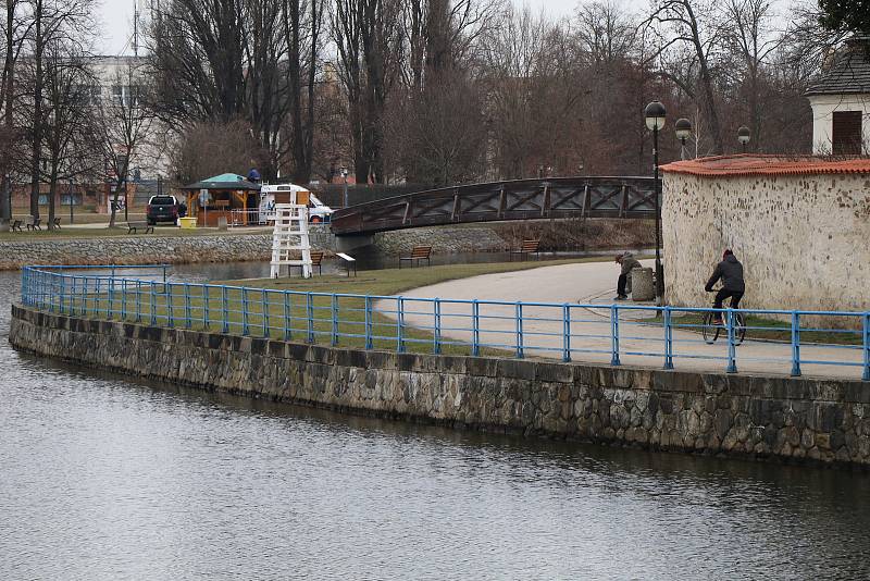 Skončilo krátkodobé vypuštění a snížení stavu řeky a Vltavy a Malše kvůli zjištění stavu dna a technologie před letní odstávkou a opravou Jiráskova jezu v Českých Budějovicích.