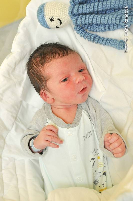 Nikolas Aisner, Vimperk. Rodiče Aneta a Lukáš Aisnerovi se dočkali prvorozeného chlapečka. Narodil se 1.5. 2022 ve 23.23 hodin. Jeho porodní váha byla 3340 g.