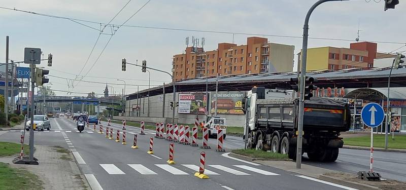Na snímku oprava Strakonické ulice v Českých Budějovicích v neděli 1. května 2022. Dopravní omezení začíná už na Pražské třídě nebo v Nádražní, kvůli plynulosti provozu. Provoz je omezen ze čtyř na dva jízdní pruhy.