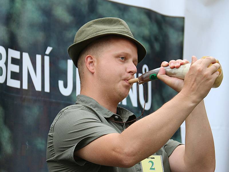 Soutěž ve vábení jelenů. Tradičně je součástí Národních mysliveckých slavností na hlubockém zámku Ohrada, kde sídlí pobočka Národního zemědělského muzea.