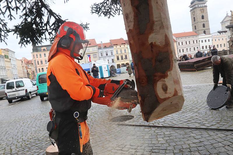 Vánoční strom pro České Budějovice již dorazil na náměstí.