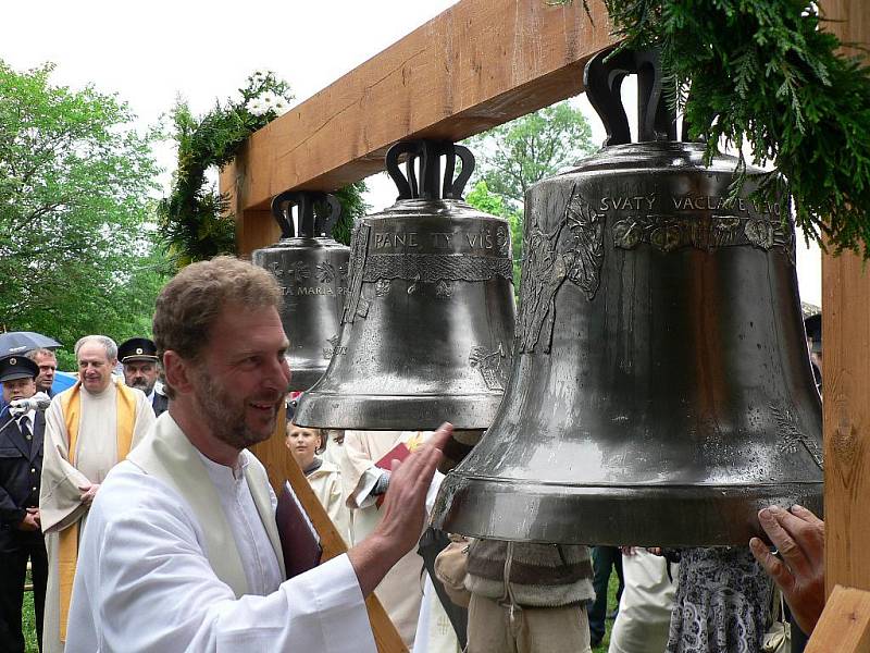 Zvonice jílovického kostela dostala v sobotu tři nové zvony. Požehnal jim i borovanský farář Petr Plášil.