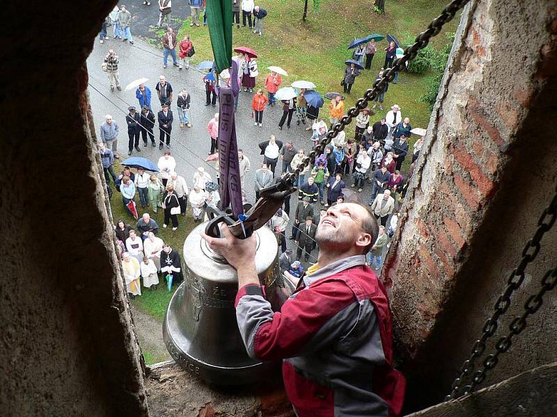 Zvonice jílovického kostela dostala v sobotu tři nové zvony.