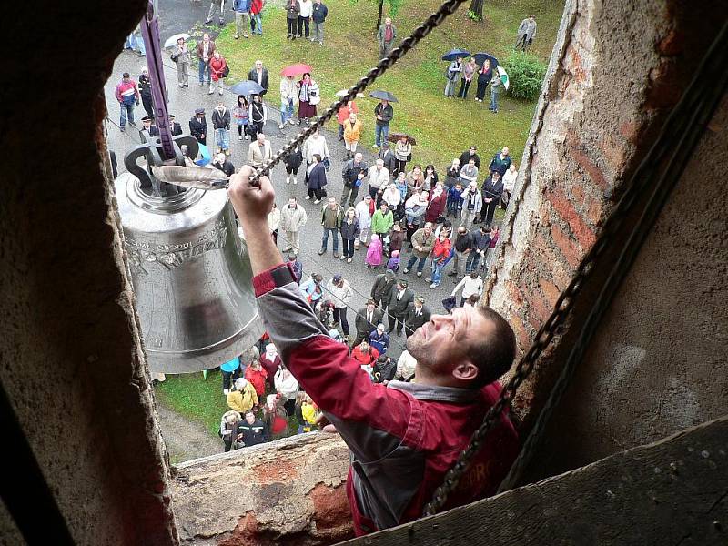 Zvonice jílovického kostela dostala v sobotu tři nové zvony.