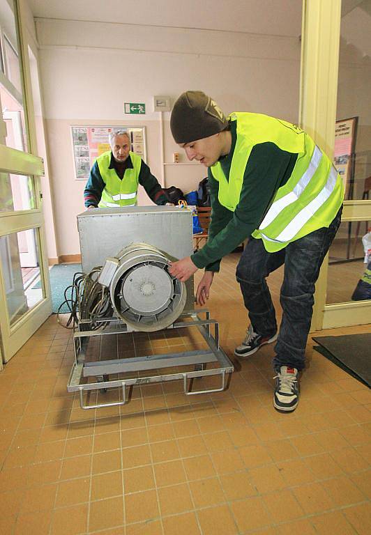 V úterý ve dvě hodiny odpoledne přijelo nákladní auto se speciální technikou. Pracovníci firmy SITA CZ je ihned přesunuli do Základní školy Máj II, za pár dní už začnou stroje čistit vzduch a zbaví ho azbestových vláken.