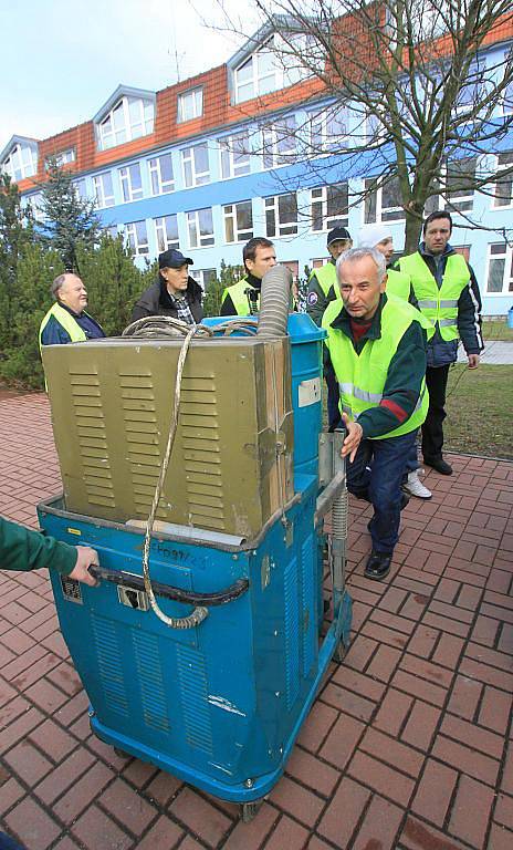 V úterý ve dvě hodiny odpoledne přijelo nákladní auto se speciální technikou. Pracovníci firmy SITA CZ je ihned přesunuli do Základní školy Máj II, za pár dní už začnou stroje čistit vzduch a zbaví ho azbestových vláken.