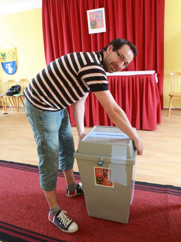 Volební místnost v Plavu.