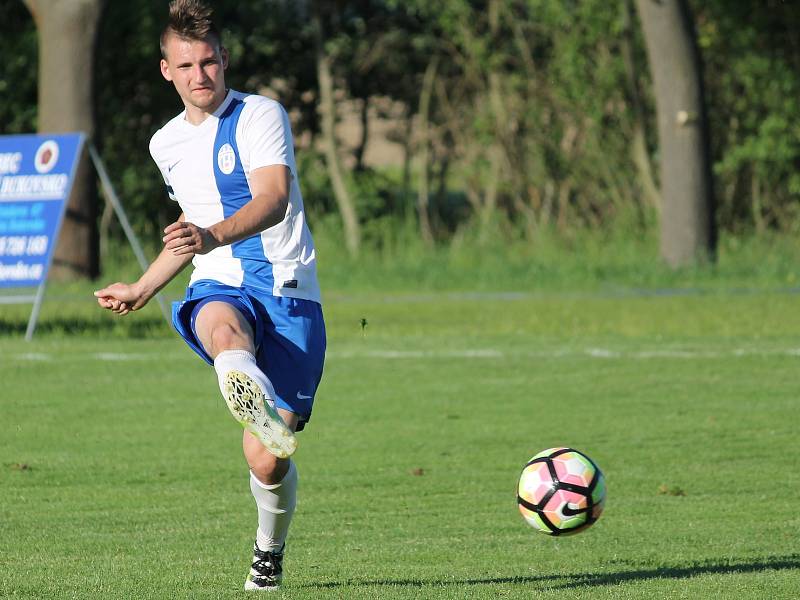 Fotbalisté Dolního Bukovska zdolali v sobotu Mladou Vožici 2:0 (2:0), skórovali Zahradník a Klika.