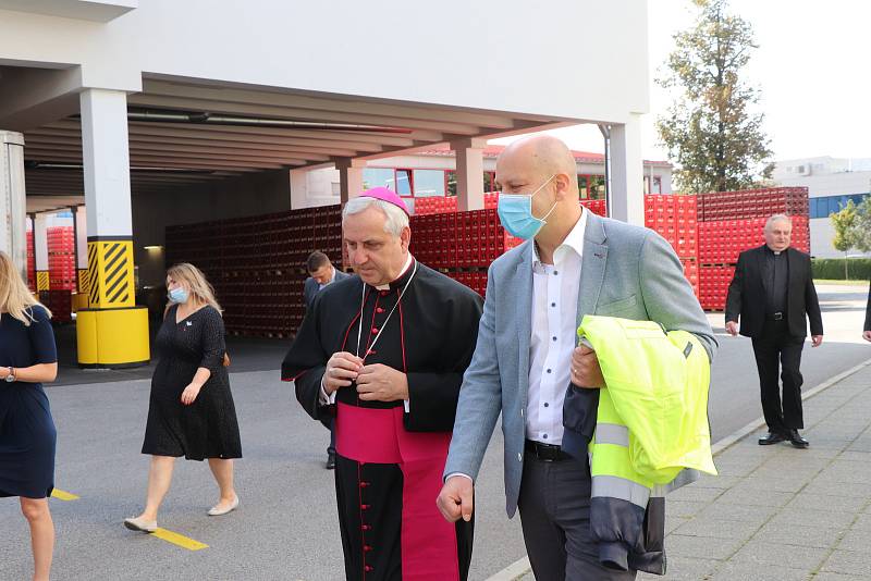 Českobudějovický biskup Vlastimil Kročil posvětil na varně národního pivovaru Budějovický Budvar zvláštní várce světlého ležáku.