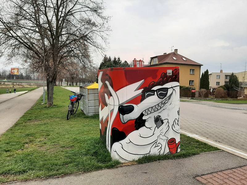 Na Jiráskově nábřeží nechala kontejner na vysloužilé elektropřístroje vyzdobit graffiti designem společnost Asekol.