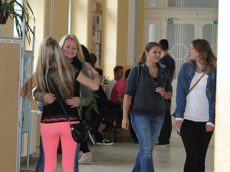 Studenti přišli po letních prázdninách poprvé do školy. První okamžiky nového školního roku trávili v družných hovorech na chodbách. 