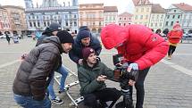 Jiří Mádl točil na českobudějovickém náměstí videospot pro Centrum Arpida.