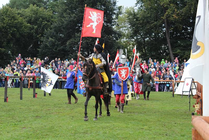 Slavnosti železné a zlaté vyvrcholily v sobotu odpoledne příjezdem krále Přemysla Otakara II. na Sokolský ostrov v Českých Budějovicích.