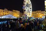 Lidé ve čtvrtek 25. listopadu vyrazili na posledy na večerní adventní trhy. Stáli frontu na vyhlídkové vánoční kolo, jmelí, svíčky nebo punče.