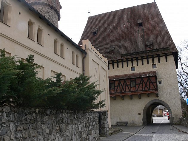 Nenechte si ujít noční prohlídky hradu. Návštěvníci spatří také Bechyňskou bránu.