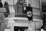Hitler na balkoně.