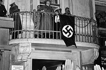 Hitler na balkoně.
