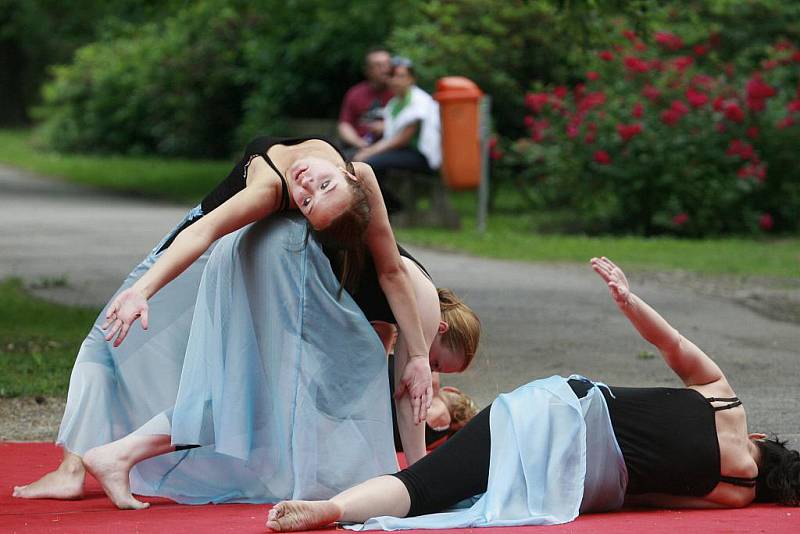 Zahájení festivalu současného tance a pohybového divadla Město pohybu 2011 v parku Háječek v Českých Budějovicích.