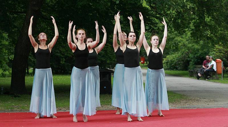 Zahájení festivalu současného tance a pohybového divadla Město pohybu 2011 v parku Háječek v Českých Budějovicích.