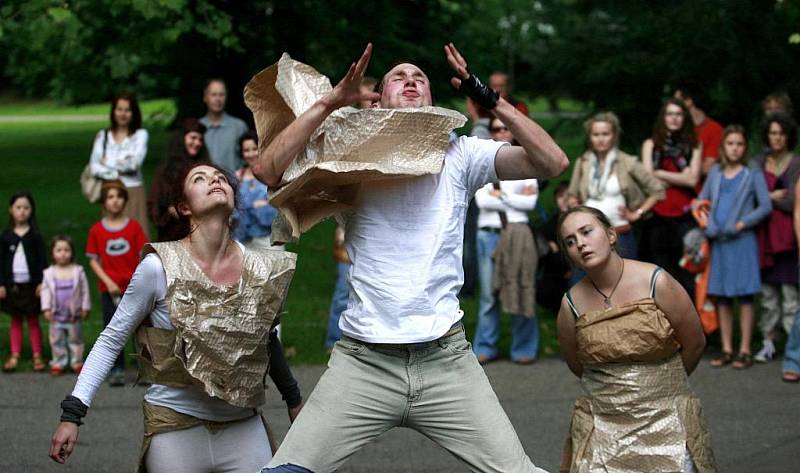 Zahájení festivalu současného tance a pohybového divadla Město pohybu 2011 v parku Háječek v Českých Budějovicích.