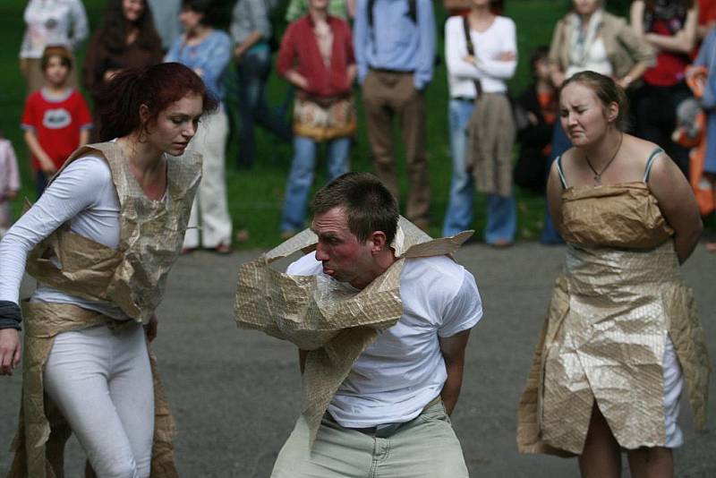 Zahájení festivalu současného tance a pohybového divadla Město pohybu 2011 v parku Háječek v Českých Budějovicích.