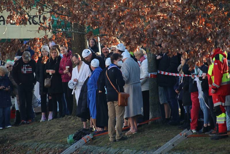 Silvestrovský ponor na slepém rameni Malše v Českých Budějovicích spojený s plaveckými závody.