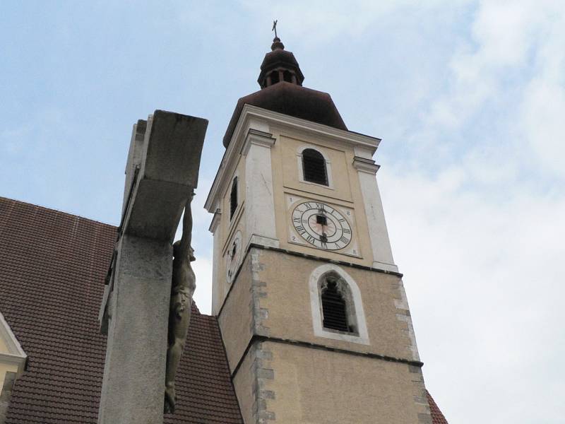 Nové hodiny ve věži trhosvinenského kostela. Kostel před opravou fasády a ciferníku.