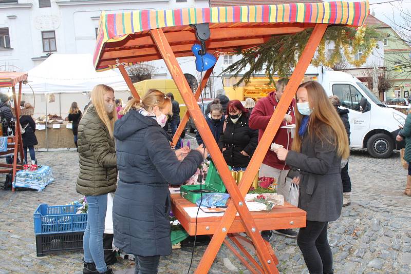 Adventní trhy. Náměstí Míru v Týně nad Vltavou bylo brzy plné lidí.