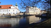 V Českých Budějovicích se teplota v pátek 14. ledna dostala nad 12 °C. Sluníčko vylákalo do ulic spoustu lidí.