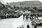 1. máj 1983. Lidé seřazeni před tribunou na vltavotýnském náměstí.
