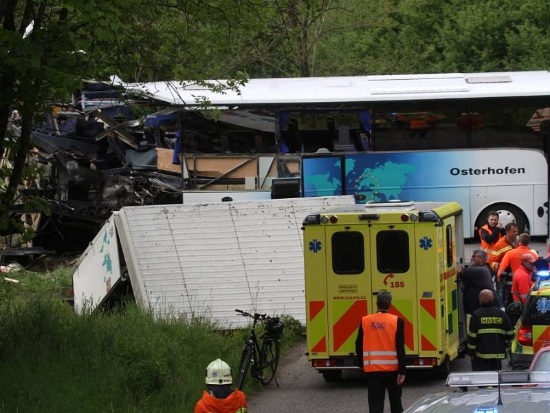 Vlak, v němž cestovaly děti na školní výlet, se ve čtvrtek ráno střetl u Hluboké s autobusem.